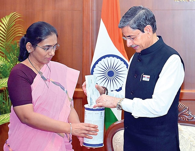 <div class="paragraphs"><p>கொடி நாளையொட்டி சென்னை மாவட்ட ஆட்சியர் ரஷ்மி சித்தார்த் ஜகடேவிடம், ஆளுநர் ஆர்.என்.ரவி, கிண்டி லோக் பவனில் கொடி நாள் நிதிக்கு ரூ.5 லட்சம் நன்கொடை வழங்கினார்.</p></div>