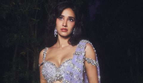 இருளும் ஒளியும்... நடிகை திஷா பதானி க்ளிக்ஸ்!