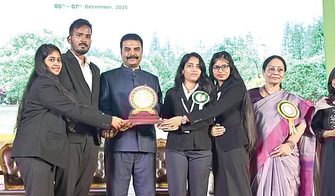 சென்னையில் நடந்த சுற்றுச்சூழல் கருத்தரங்கில் உச்ச நீதிமன்ற நீதிபதி ஆர்.மகாதேவன் மாணவர்களுக்கு பரிசு வழங்கினார். உடன் தேசிய பசுமை தீர்ப்பாயத் தலைவர் பிரகாஷ் ஸ்ரீவஸ்தவா, தென் மண்டல பசுமை தீர்ப்பாய நீதித்துறை உறுப்பினர் புஷ்பா சத்யநாராயணா, கூடுதல் சொலிசிட்டர் ஜெனரல் ஏ.எல்.சுந்தரேசன், வனத்துறை செயலாளர் சுப்ரியா சாஹு. | படம்: எஸ்.சத்தியசீலன் |