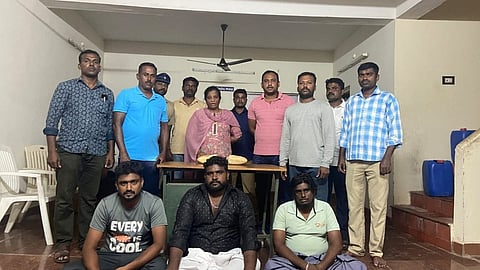 இலங்கைக்கு கடத்த இருந்த ரூ.1 கோடி மதிப்பிலான யானைத் தந்தங்கள் பறிமுதல்: மூவர் கைது