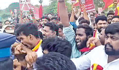 பாலக்கோட்டில் நடந்த ஆர்ப்பாட்டத்தின்போது காவல் உதவி ஆய்வாளரின் கையை கடித்த தவெக உறுப்பினர்.