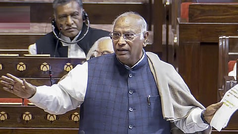 “உங்கள் தலைவர்கள் அன்று பிரிட்டிஷாருக்கு வேலை செய்தனர்” - அமித் ஷாவுக்கு கார்கே பதில்