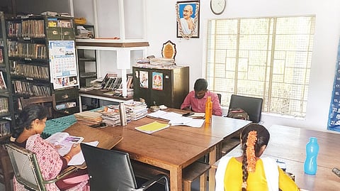 12,000 பேர் உறுப்பினர்களாக உள்ள தேன்கனிக்கோட்டை கிளை நூலகத்தில் 6 இருக்கைகள் மட்டுமே உள்ள வாசகர்கள் அமரும் பகுதி.