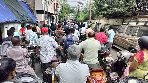கட்டுக்கடங்காத கூட்டம் - தவெக தொண்டர்கள் மீது புதுச்சேரி போலீஸார் தடியடி