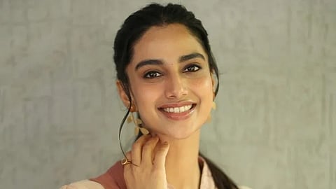 “மாதம் ஒரு வதந்தி பரப்புகிறார்கள்” - மீனாட்சி சவுத்ரி வருத்தம்