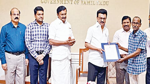 மாதம் ரூ.12 ஆயிரம் ஓய்வூதிய ஆணை: ஓய்வுபெற்ற 42 பத்திரிகையாளர்களுக்கு முதல்வர் வழங்கினார்