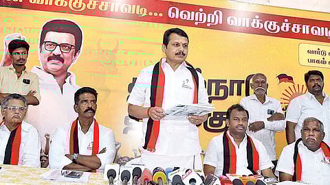 கோவை மாநகர் மாவட்ட திமுக சார்பில்,  67-வது வார்டு  சாஸ்திரி வீதியில் நடைபெற்ற ‘என் வாக்குச்சாவடி வெற்றி வாக்குச்சாவடி’ திட்ட நிகழ்வில் பேசிய முன்னாள் அமைச்சர் வி.செந்தில்பாலாஜி. | படம்: ஜெ.மனோகரன் |