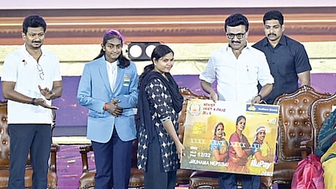 மகளிர் உரிமைத் தொகை திட்டத்தின் 2-ம் கட்ட விரிவாக்கத்தை முதல்வர் மு.க.ஸ்டாலின் நேற்று சென்னையில் தொடங்கி வைத்து, 10 பேருக்கு அதற்கான ஏடிஎம் அட்டைகளை வழங்கினார்.  உடன் துணை முதல்​வர் உதயநிதி, தலைமை செய​லா​ளர் முரு​கானந்​தம், சமூக சேவகி கிருஷ்ணம்​மாள் ஜெகந்​நாதன், பாரா பேட்​மிண்​டன் வீராங்​கனை துளசிமதி முரு​கேசன்.படம்: ம.பிரபு