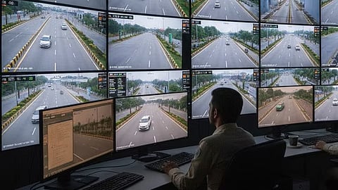 உ.பி. விரைவு சாலையில் பயணித்த ஜோடிகளின் காதல் காட்சி பதிவு: சுங்கச் சாவடி மேலாளர் உள்ளிட்ட 3 பேர் கைது