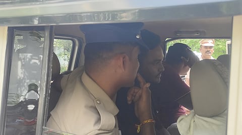 மதுரையில் ஆளுநருக்கு கருப்புக் கொடி காட்ட முயன்றவர்கள் கைது