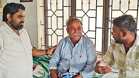 சிவகங்கை அரசு மருத்துவமனையில் ராஜேந்திரனுடன் அவரது மகன் செல்லப்பன். உடன் சமூக ஆர்வலர் அப்துல்முத்தலிபு (இடது ஓரம்)