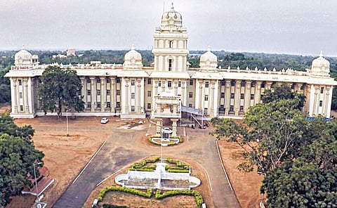 தமிழ்ப் பல்கலை.யில் முறைகேடாக பணியில் சேர்ந்ததாக வழக்கு: பேராசிரியர்கள் 32 பேருக்கு நோட்டீஸ்