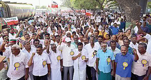 தமிழ்நாடு அரசு நியாயவிலைக் கடை பணியாளர்கள் சங்கம் சார்பில், பொது விநியோக திட்டத்துக்கென தனித்துறை உருவாக்கப்பட வேண்டும் என்பன உள்ளிட்ட 15 அம்ச கோரிக்கைகளை வலியுறுத்தி, சென்னை சேப்பாக்கத்தில் நேற்று ஆர்ப்பாட்டம் நடைபெற்றது. | படம்: எஸ்.சத்தியசீலன் |