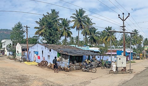 பழநி அருகேயுள்ள புகையிலை பயன்பாடு இல்லாத குதிரையாறு அணை கிராமம்.