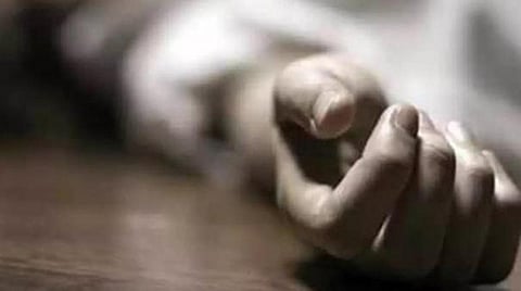 மின்சாரம் பாய்ந்து மகன் உயிரிழப்பு: தந்தை தற்கொலை