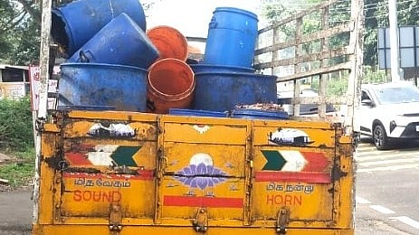 கேரள கழிவுகள் ‘ஒப்பந்த முறை’யில் தமிழக எல்லைக்குள் குவிப்பு - வாகனத்தை பறிமுதல் செய்த போலீஸார்