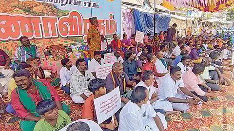 உயர் நீதிமன்ற உத்தரவுப்படி தீபம் ஏற்ற வலியுறுத்தி, திருப்பரங்குன்றம் கிராம மக்கள் சார்பில் நடந்த உண்ணாவிரதப் போராட்டத்தில் பங்கேற்றோர். படம்: எஸ்.கிருஷ்ணமூர்த்தி.
