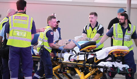 ஆஸ்திரேலியாவின் சிட்னி நகரில் உள்ள போண்டி கடற்கரையில் நேற்று நடந்த தீவிரவாத தாக்குதலில் படுகாயமடைந்த ஒருவரை மீட்புக் குழுவினர் மருத்துவமனைக்கு அழைத்துச் சென்றனர். படம்: பிடிஐ