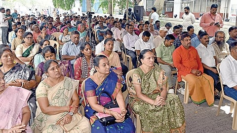 பழைய ஓய்வூதியம் உள்ளிட்ட கோரிக்கைகளுக்காக ஜாக்டோ-ஜியோ சார்பில் சென்னை சேப்பாக்கத்தில் நேற்று உண்ணாவிரத போராட்டம் நடைபெற்றது. படம்: எஸ்.சத்தியசீலன்