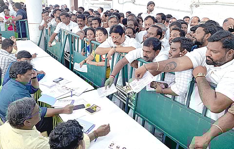 தமிழக சட்டப்பேரவைத் தேர்தலில் போட்டியிடுவதற்கான விருப்பமனு விநியோகத்தை அதிமுக நேற்று தொடங்கியது. இதையடுத்து விருப்பமனுவை வாங்குவதற்காக கட்சியின் தலைமை அலுவலகத்தில் குவிந்த நிர்வாகிகள். படம்: எல்.சீனிவாசன்