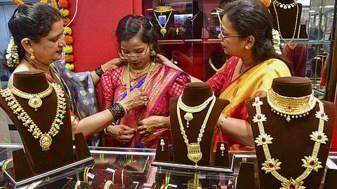 தங்கம் விலை ரூ.1 லட்சத்தை தாண்டி வரலாற்று உச்சம் - காரணம் என்ன? 
