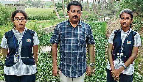 மாணவிகள் ஹிவன்ஷிகா, சஞ்சிதா