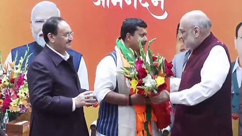 நிதின் நபினுக்கு பூங்கொத்து கொடுத்து வாழ்த்து தெரிவிக்கும் அமித் ஷா