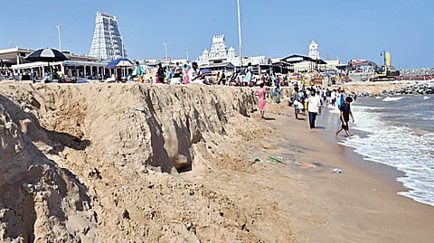 திருச்செந்தூர் சுப்பிரமணிய சுவாமி கோயில் முகப்பு பகுதி கடற்கரையில் கடல் அரிப்பால் ஏற்பட்டுள்ள பள்ளம்.