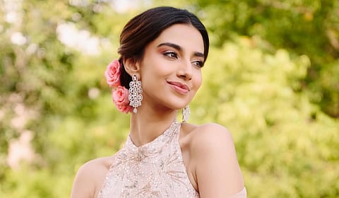 மெல்லியப் புன்னகை... நடிகை மீனாட்சி சவுத்ரி க்ளிக்ஸ்!