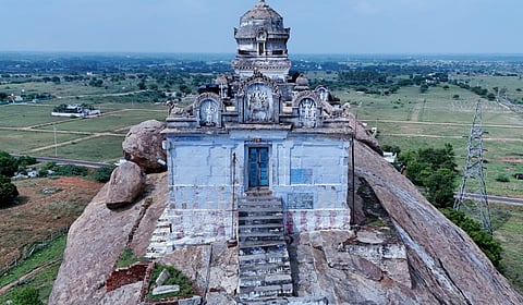 கரூரில் 1000 ஆண்டுகள் பழமையான சங்கரேஸ்வரர் கோயில் கோபுரக் கலசம் திருட்டு: போலீஸ் விசாரணை
