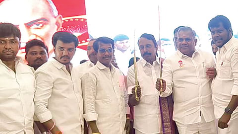 ஈரோட்டில் தவெக சார்பில் நடைபெற்ற கூட்டத்தில் பங்கேற்ற அக்கட்சியின் பொதுச்செயலாளர் ஆனந்த், நிர்வாகக்குழு தலைமை ஒருங்கிணைப்பாளர் செங்கோட்டையன் ஆகியோருக்கு தவெகவினர் வாள் வழங்கினர்.