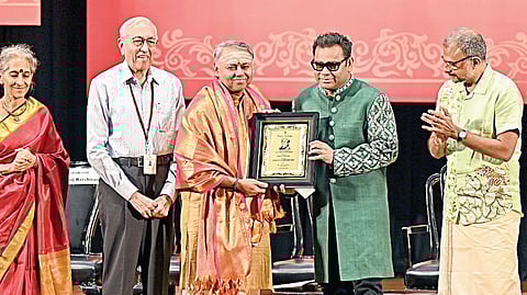 மியூசிக் அகாட​மி​யின் சங்​கீத கலாநிதி விருதுக்கு தேர்வு செய்​யப்​பட்​டிருக்​கும் வயலின் இசை கலைஞர் ஆர்​.கே.ஸ்ரீராம்​கு​மாருக்கு `தி இந்து' குழு​மம் வழங்​கும் சங்​கீத கலாநிதி எம்​.எஸ்​.சுப்​புலட்​சுமி விருதை இசையமைப்​பாளர் ஏ.ஆர்​.ரகு​மான் வழங்​கி​னார். உடன் மியூசிக் அகாட​மி​யின் தலை​வர் என்​.​முரளி, செய​லா​ளர்​ வி.ஸ்ரீகாந்த்​, பாம்​பே ஜெயஸ்ரீ, டி.எம்​.கிருஷ்ணா ஆகியோர். | படம்: எஸ்.சத்தியசீலன் |