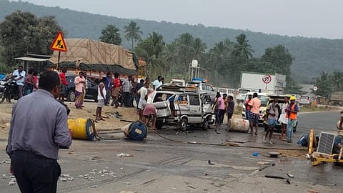 தருமபுரி அருகே வாகனங்கள் மீது லாரி மோதியதில் 4 பேர் உயிரிழப்பு