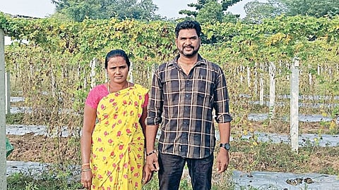 தன்​ விவ​சாய நிலத்​தில்​ மனை​வி சுப்​ரி​யா​வுடன்​ முனிவேல்.