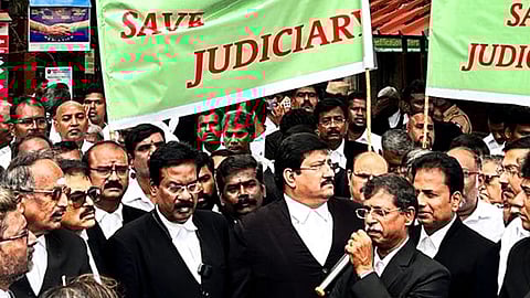 நீதித் துறையை பாதுகாக்க கோரி பாஜக, இந்து முன்னணி வழக்கறிஞர்கள் ஆர்ப்பாட்டம்