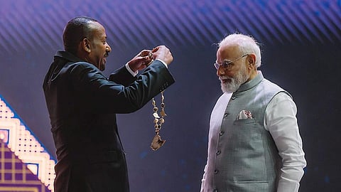 எத்தியோபியாவின் மிக உயரிய கிரேட் ஹானர் நிஷன் ஆப் எத்தியோபியா விருதினை பிரதமர் நரேந்திர மோடிக்கு வழங்கிய அந்நாட்டு பிரதமர் அபி அகமது அலி.