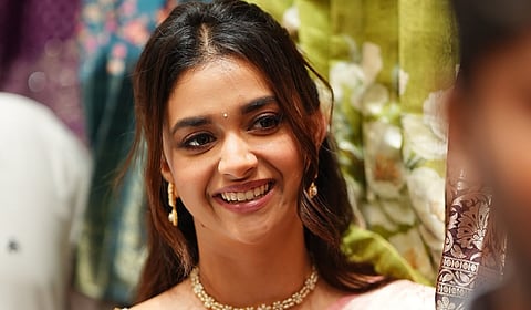 சிரிப்பில் வசீகரிக்கும் கீர்த்தி சுரேஷ் க்ளிக்ஸ்!