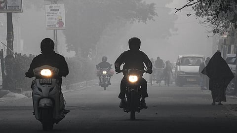 மாசு கட்டுப்பாடு சான்று இல்லாவிடில் நாளை முதல் பெட்ரோல் கிடையாது