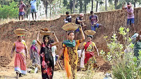 100 நாள் வேலைத் திட்டம் பெயரில் மட்டும்தான் பிரச்சினையா? - ஒரு விரைவுப் பார்வை