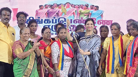 மகளிர் உரிமை மீட்புப் பயணத்தில் சவுமியா  உடன் சிவகுமார்.