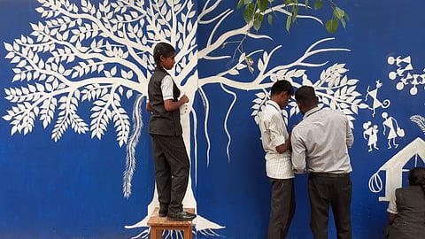 பேசாத சுவர்களில் கலைவண்ணம் கண்டோம்!