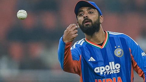 ஐசிசி டி20 தரவரிசை​யில் வருண் சக்​ர​வர்த்தி முதலிடம்