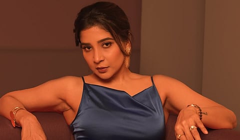 கெத்து லுக்கில் நடிகை சாக்‌ஷி அகர்வால் க்ளிக்ஸ்!