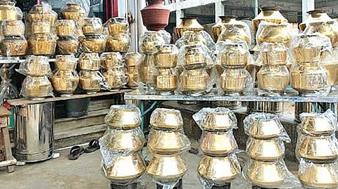 கும்​பகோணத்​தில் பித்தளை பானை தயாரிப்பு பணிகள் தீவிரம்