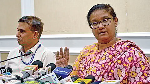 வரைவு வாக்காளர் பட்டியல் விவரங்களை சென்னை தலைமைச் செயலகத்தில் தமிழக தலைமை தேர்தல் அதிகாரி அர்ச்சனா பட்நாயக் நேற்று வெளியிட்டார். உடன் கூடுதல் தலைமை தேர்தல் அதிகாரி ஸ்ரீதர். | படம்: ம.பிரபு