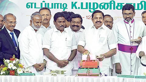 சென்னையில், அ.தி.மு.க. சார்பில் நடைபெற்ற கிறிஸ்துமஸ் விழாவில், பேராயர்கள், ஆயர்களுடன் இணைந்து அதிமுக பொது செயலாளர் பழனிசாமி ‘கேக்’ வெட்டினார். | படம்: எஸ். சத்தியசீலன் |