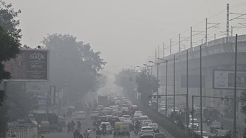 டெல்லியில் கடும் பனிமூட்டம்: போக்குவரத்து முற்றிலும் பாதிப்பு