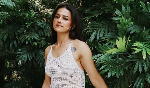 நடிகை ஷ்ரத்தா ஸ்ரீநாத் வித்தியாச க்ளிக்ஸ்!