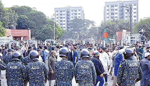 வங்கதேசத்தில் சுட்டுக் கொல்லப்பட்ட இளைஞர் அமைப்பின் தலைவர் ஷெரீப் உஸ்மான் ஹாடியின் உடல் டாக்காவில் உள்ள நாடாளுமன்ற வளாகத்தில் நடைபெற்ற பிரார்த்தனைக் கூட்டத்துக்கு கொண்டு வரப்பட்டது. வளாகத்தில் ஹாடியின் உடலுக்கு ஆயிரக்கணக்கானோர் அஞ்சலி செலுத்தினர். அப்போது அங்கு அசம்பாவிதங்கள் நடைபெறாத வகையில் பாதுகாப்புக்காக குவிக்கப்பட்டிருந்த ராணுவத்தினர்.படம்: பிடிஐ