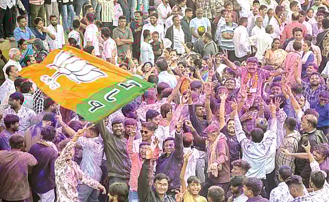 மகாராஷ்டிராவில் உள்ளாட்சித் தேர்தல் முடிவுகள் நேற்று வெளியாகின. இதில் பாஜக அமோக வெற்றி பெற்றுள்ளது. நாக்பூர் அடுத்த வாடி கிராமத்தில் தொண்டர்களுடன் சேர்ந்து வெற்றியை கொண்டாடிய பாஜக வேட்பாளர் தினேஷ் கோச்சி. படம்: பிடிஐ
